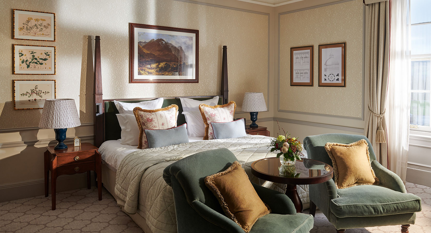 Großes, helles Estate-Zimmer mit schöner Dekoration und Kingsize-Bett