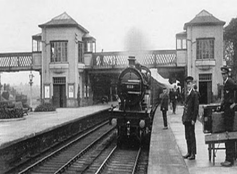 A train at Gleneagles station in 1923