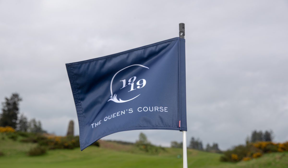 A course hole flag made to commemorate the 100th anniversaries of the King's and Queen's Courses
