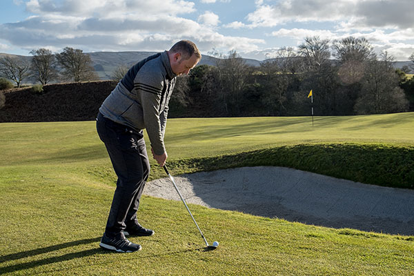 A pro chipping on to a green