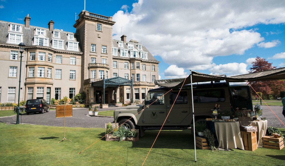 Defender with stretch tent in front of hotel